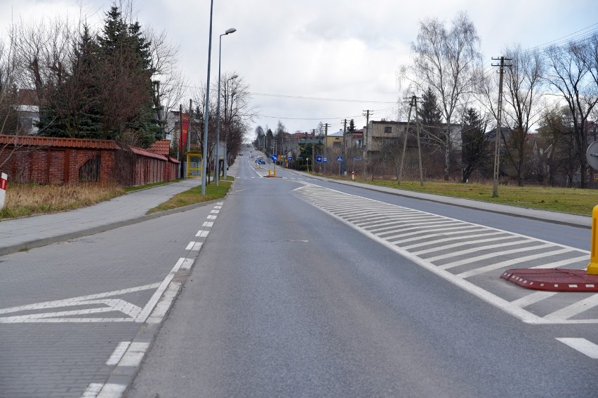 Koronawirus w Olkuszu. Słoneczna pogoda nie zachęciła do spacerów. Miasto wymarło [ZDJĘCIA]