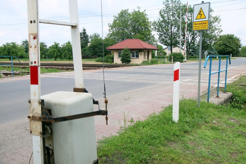 Lublin. Osobówka cudem nie wjechała pod rozpędzony pociąg. Dróżnik nie opuścił rogatek. PKP komentuje rażący błąd pracownika