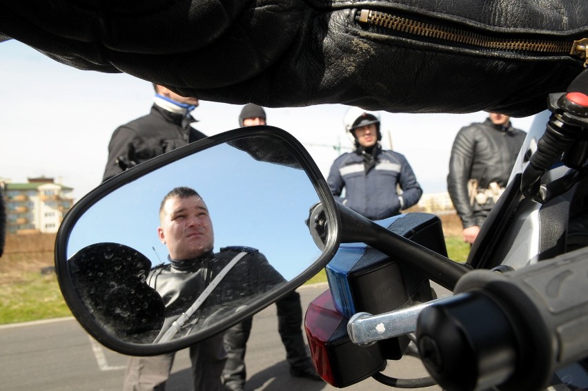 Policjanci szkolą się w jeździe na motocyklach (ZDJĘCIA)