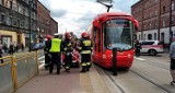 Wypadek w Katowicach: Tramwaj potrącił kobietę na 1 Maja. Ruch tramwajów został wstrzymany AKTUALIZACJA