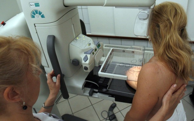 W ciągu roku  u kobiet  w Polsce wykrywa się u nas 18-19 tys. zachorowań na raka piersi, 6 tys. pacjentek umiera.