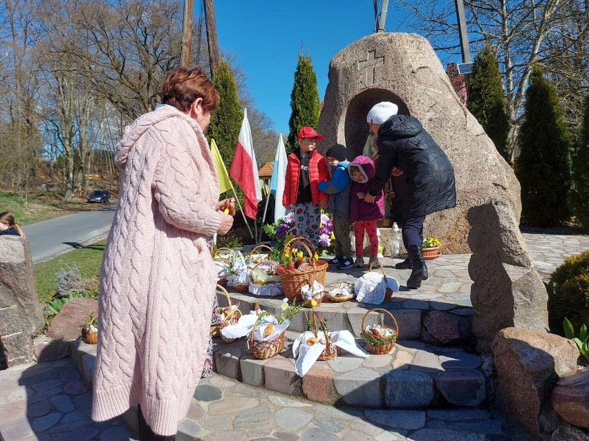 Wielka Sobota. W Łagowie mieszkańcy poświęcili pokarmy na...