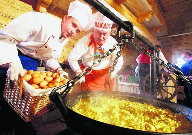 Smażenie wielkiej jajecznicy w Karpaczu jest gwoździem programu Mistrzostw z Jajem
