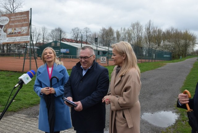 Henryk Łabędź - kandydat PiS na prezydenta Tarnowa oraz kandydująca do sejmiku Angelika Świtalska (z prawej) i poseł Anna Pieczarka mówili o planach budowy rotundy dla Panoramy Siedmiogrodzkiej