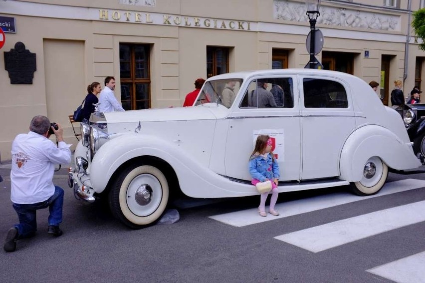 Zlot bentleyów i rolls-royce'ów odbywa się w weekend w...