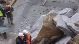 Jeden z największych głazów na Mazowszu pod warszawską kamienicą (ZDJĘCIA)