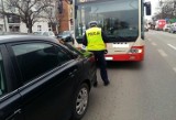 Pruszcz Gdański: Kierowca autobusu najechał na tył osobówki. Jedna osoba ranna
