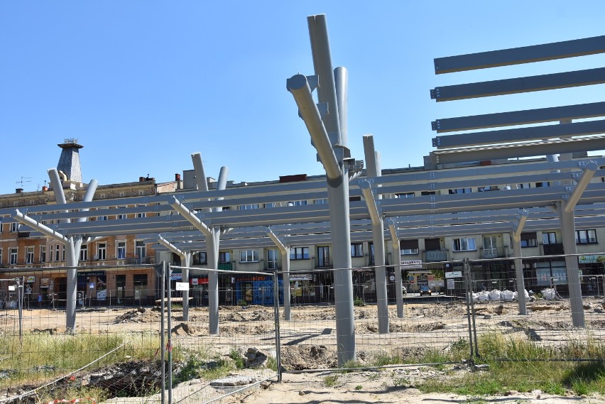 Częstochowa. Centrum przesiadkowe. Stoją konstrukcje peronów. NOWE ZDJĘCIA  z budowy