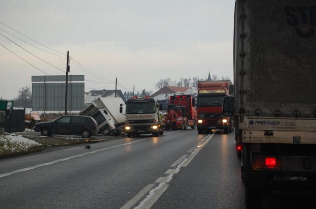 Drogowcy nadal wyciągają ciężarówkę z rowu.