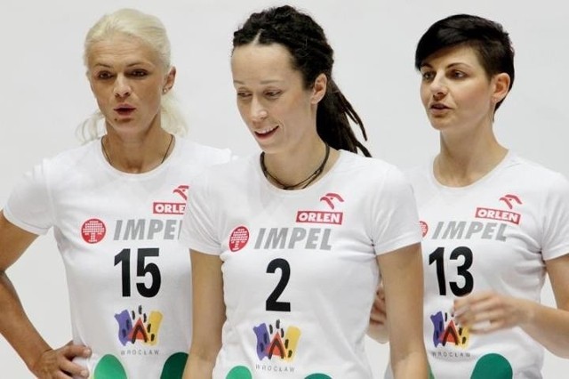 Zawodniczki Impelu Wrocław na sesji zdjęciowej. Od lewej: Vesna Djurisić, Katarzyna Mroczkowska i Milena Rosner