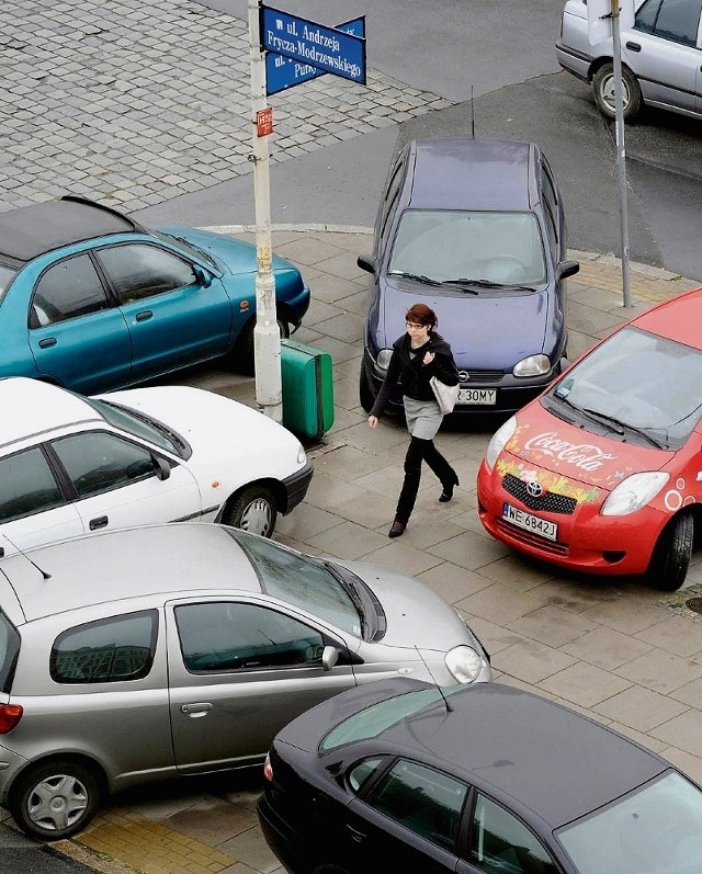 Nie dość, że parkowanie nie jest tanie, to we Wrocławiu notorycznie brakuje miejsc dla aut