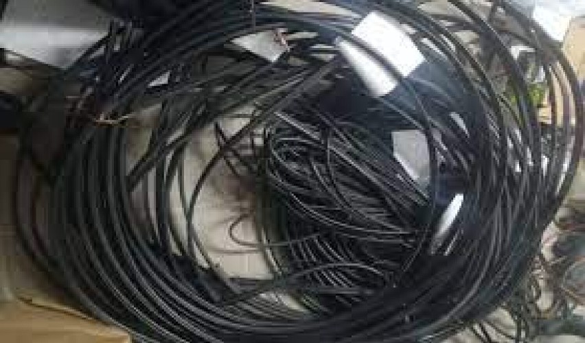 Policjanci z Przewozu złapali szajkę złodziei kabli telekomunikacyjnych. Nakradli na 100 tysięcy złotych. Łącznie postawiono im 45 zarzutów