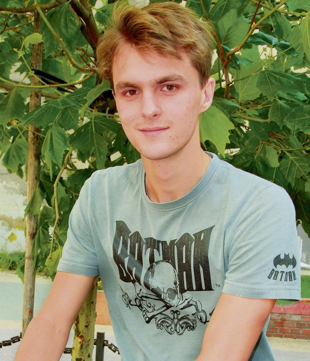 Zbigniew Bienias, ma 18 lat, jest łodzianinem. Uczy się w XXXII LO. Lubi muzykę, nauki ścisłe i podróże. Wakacje spędził w Grecji i nad Zalewem Sulejowskim