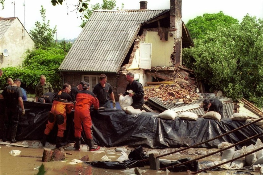 Lipiec 2001 r. Gdańsk po powodzi. Niektóre domy trzeba było...