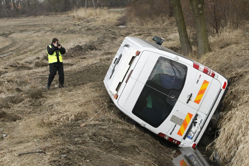 Wypadek busa pod Wrocławiem. 7 licealistów rannych (ZDJĘCIA)