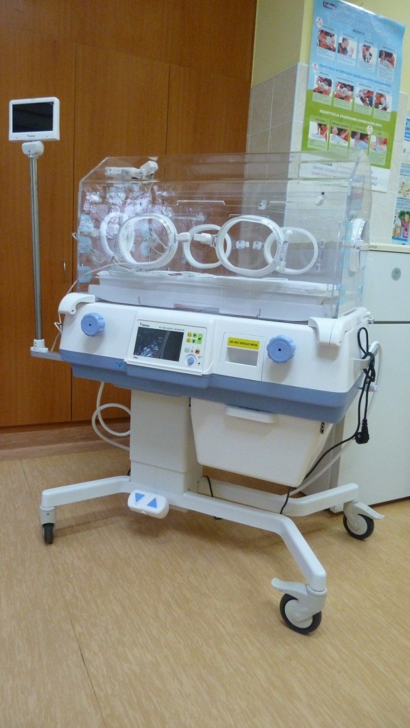 Szpital w Wągrowcu wzbogacił się o nowy inkubator. Jest on przeznaczony dla wcześniaków i noworodków z wagą poniżej 2 kg 