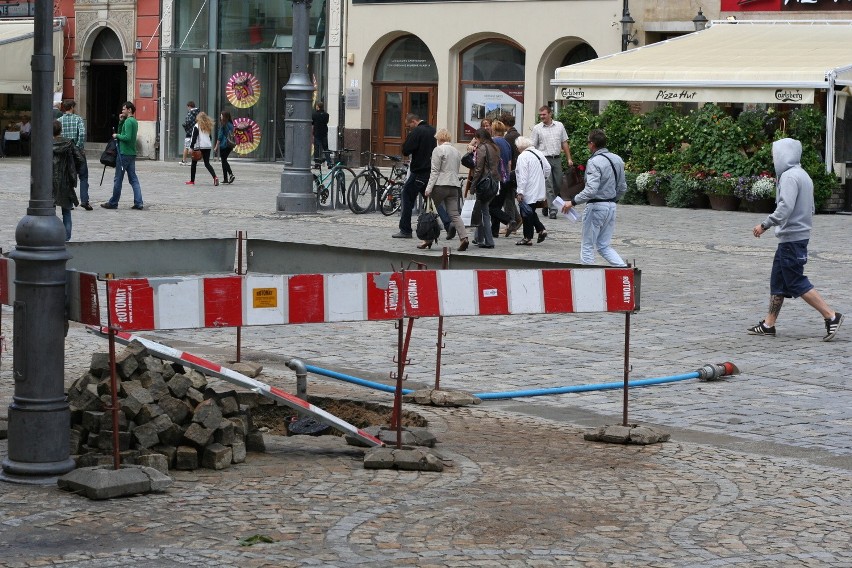 Wrocław: Rozkopali Rynek. Wymieniają hydranty