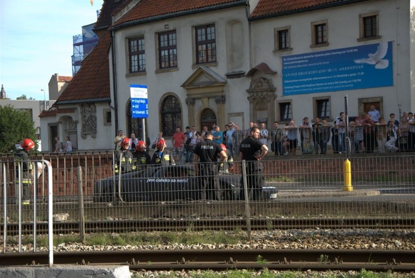 Wrocław: Lamborghini uderzyło w mur przy placu Dominikańskim (ZDJĘCIA, FILM)