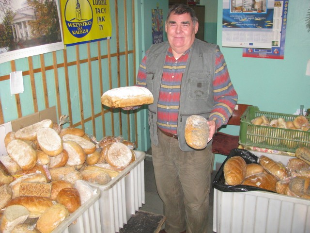 Grzegorz Chwiałkowski podczas wydawania żywności