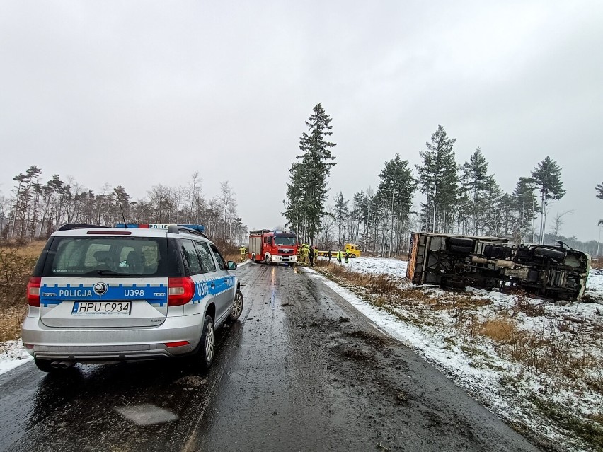 Gniezno. Samochód dostawczy wypadł z drogi na ulicy Pustachowskiej