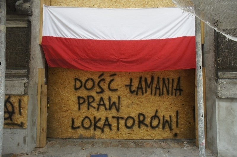 Poznań: Wspierają mieszkańców kamienicy przy ulicy Stolarskiej [ZDJĘCIA]