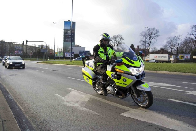 W Krakowie ratownik na motocyklu obsługuje ścisłe centrum miasta