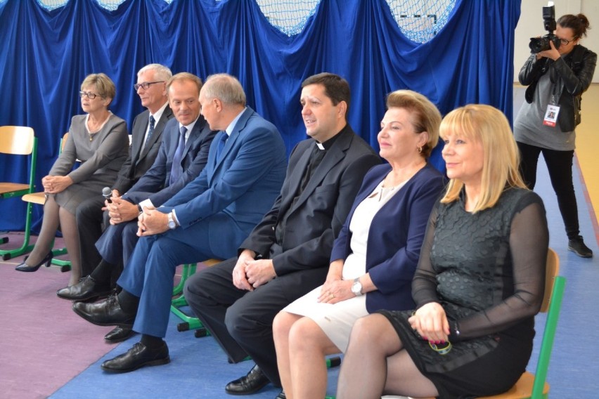 Donald Tusk odwiedził szkołę - jubilatkę w Chmielnie  AKTUALIZACJA  ZDJĘCIA, WIDEO