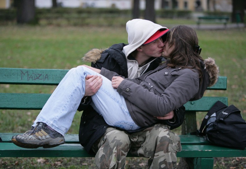 Słodkie pocałunki na ławce w jeleniogórskim parku
