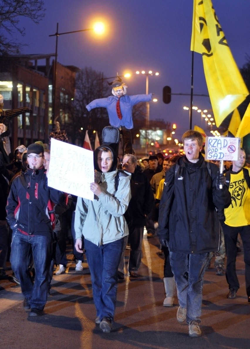 Gdańsk: Manifestacja &quot;Dzień Gniewu&quot;. Spalili kukły Donalda Tuska [FILMY, ZDJĘCIA]