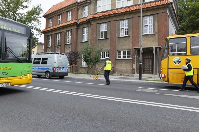 Autobus zderzył się z samochodem osobowym na skrzyżowaniu...