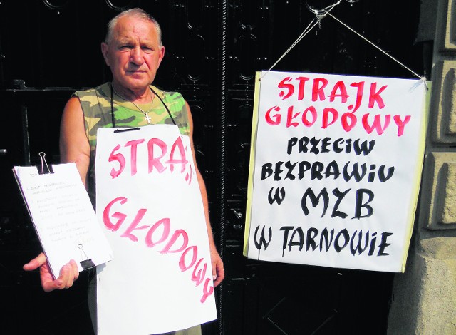 Jan Tokarz zadbał o to, aby jego protest został dostrzeżony - przy wejściu do Urzędu Miasta umieścił sporą tablicę