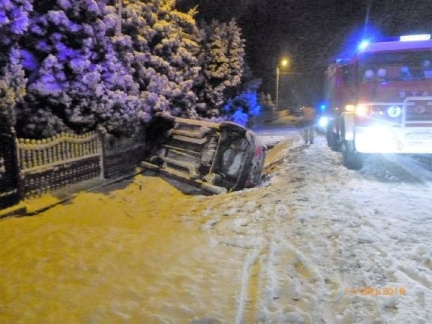 Drogowe skutki śnieżycy. Fiat panda wpadł do rowu i przewrócił się na bok. Kierująca wyszła z samochodu o własnych siłach ZDJĘCIA