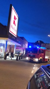 Gniezno: Ewakuacja w Kauflandzie - zadysponowano trzy zastępy straży [FOTO, FILM]