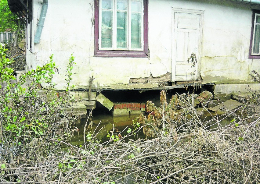 Domy nie wytrzymywały uderzenia fali powodziowej