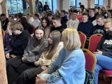 Dzień Czystego Powietrza w Żarach. Uczniowie szkół podstawowych i średnich spotkali się z tej okazji w Folwarku Zamkowym