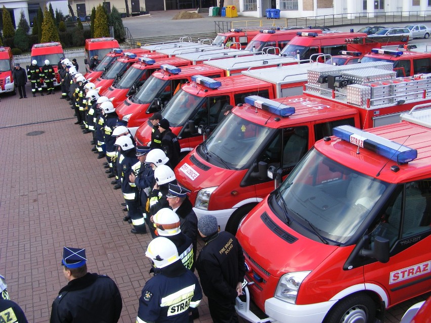 Wielkopolscy strażacy odebrali nowe samochody i sprzęt...