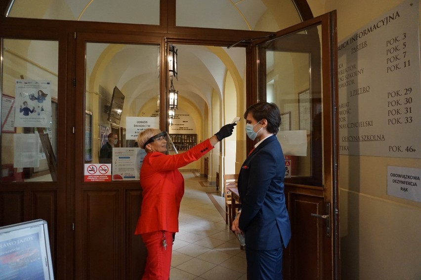 Matura 2020. Maturzyści z I LO w Rzeszowie zdają egzamin z języka polskiego. Zdjęcia otrzymaliśmy od dyrekcji szkoły