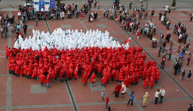 Układanie biało-czerwonej mapy Polski w łódzkiej Manufakturze rozpoczyna się w poniedziałek o 17:30.