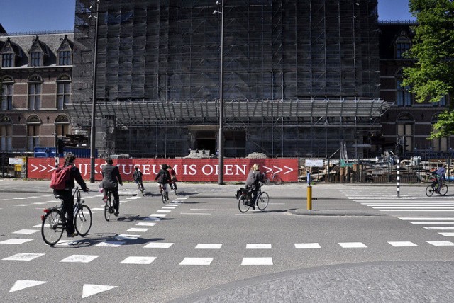 Chodząc po Amsterdamie trzeba mieć oczy dookoła głowy. Rowerzyści jeżdżą brawurowo, z ogromną szybkością a ulice jednokierunkowe dla samochod&oacute;w, dla rower&oacute;w są dwukierunkowe. Fot. Janina Bieleńko