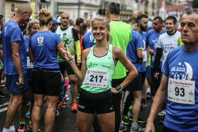 300 zawodników stanęło na starcie 34. Nocnego Biegu Bachusa, który odbył się w sobotę w ramach Dni Zielonej Góry. Jednocześnie na trasę 5. Winobraniowego Marszu Nordic Walking wyruszyło 30 osób. Zobaczcie zdjęcia >>

Bieg ukończyło 271 osób. Wśród mężczyzn najlepszy był ANDRII STARZHYNSKYI (LUBLIN KLEMENTYNKA) - czas 31:02. Drugie miejsce zajął ELASRI ABDERRAHIM (CHORZÓW) - czas 31:44, a trzecie JACEK STADNIK (SKLEP DLA BIEGACZY) - czas 33:04.



W kategorii kobiet wygrała KAMILA POGODA (BIEGOSTACJA, KB WIKO) z czasem 36:30. Druga była AGNIESZKA JERZYK (64-STO LESZNO ,LESZNO) - czas 36:48. Trzecie miejsce zajęła MALWINA MISJAN (KS TEAM BARYŁA GORZÓW) - czas 37:03.

Przypomnijmy, że 13 września 1986 roku na starcie Nocnego Biegu Bachusa stanęło 63 zawodników. Natomiast w 2015 roku wystartowało aż 790 zawodników. Trzykrotnie (w latach 2009, 2016 i 2018) zwyciężał Artur Olejarz. We wszystkich 33. biegach uczestniczył zielonogórzanin Krzysztof Łuczak. Wielokrotnie startowali goście z Niemiec, Holandii, Szwecji, Białorusi, Ukrainy i Kenii.

Od 2015 roku w ramach biegu rywalizują również uprawiający Nordic Walking.

Zobacz też: WINOBRANIE 2019. Prezydent przekazuje Bachusowi klucz do miasta
