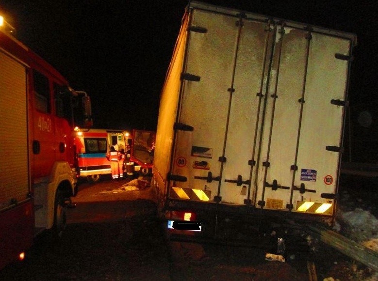 Wypadek na A4 pod Tarnowem. Kierowca zginął od rzuconej bryły lodu [ZDJĘCIA]