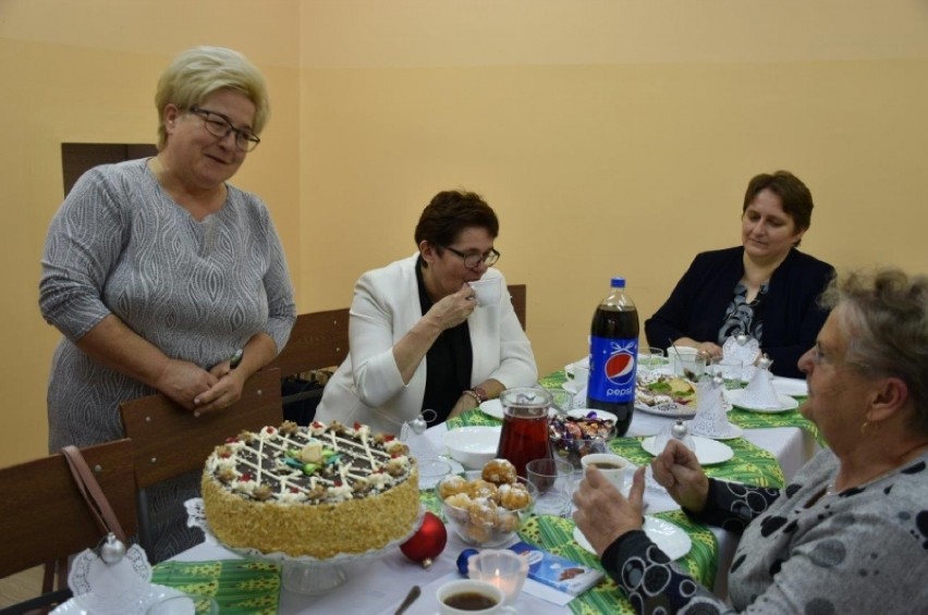 Spotkanie świąteczne w Pietronkach. Na stole królowały słodkości, a największe wrażenie robił tort (ZDJĘCIA)