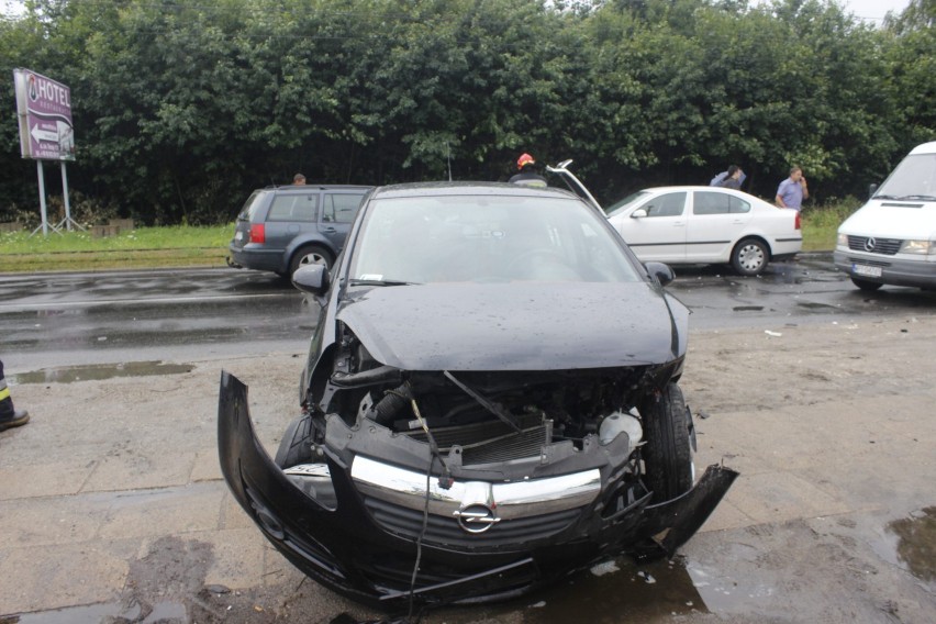Wypadek na Aleksandrowskiej w Łodzi. Zderzenie 5 samochodów, 2 osoby ranne [ZDJĘCIA]