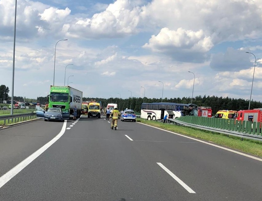 W pobliżu wsi Niedrzew Drugi doszło do zderzenia autokaru,...