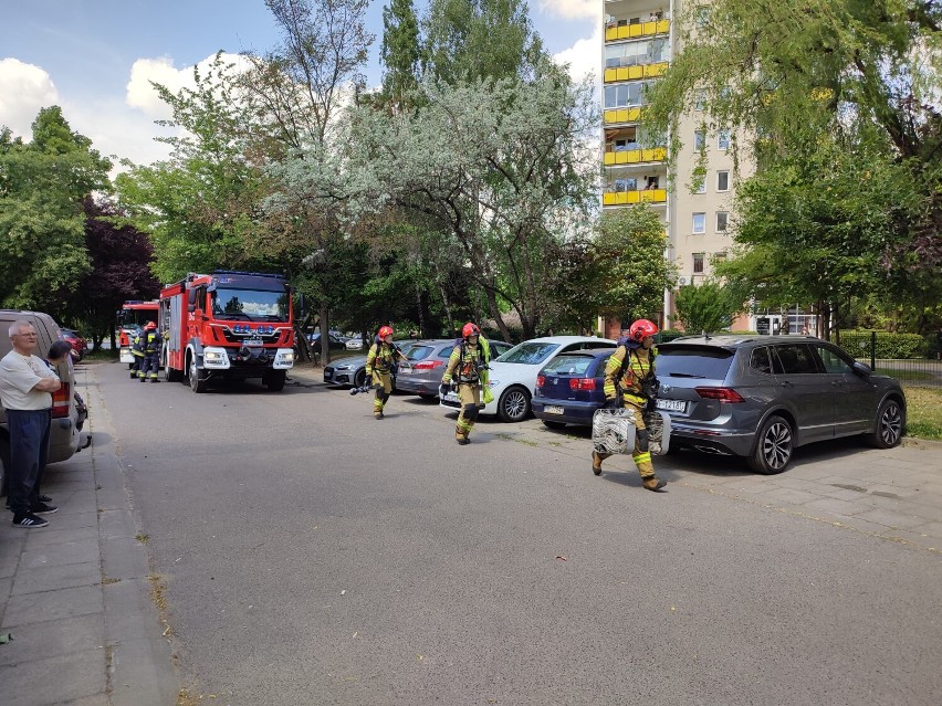 Pożar w Warszawie. Płonął balkon na 8 piętrze w bloku na Pradze-Południe. Z ogniem walczyły 4 zastępy straży pożarnej