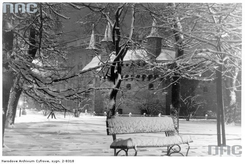 Kraków. Barbakan - widok zimą....