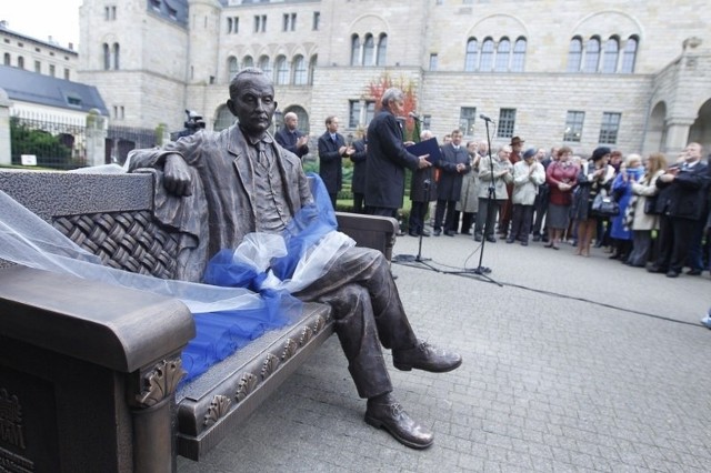 Obok CK Zamek odsłonięta została we wtorek ławka z postacią prof. Józefa Kostrzewskiego -  jednego z założycieli UAM