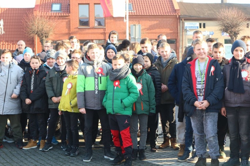 Piaski. Oddali hołd Powstańcom. Na rynku odbył się happening [ZDJĘCIA] 