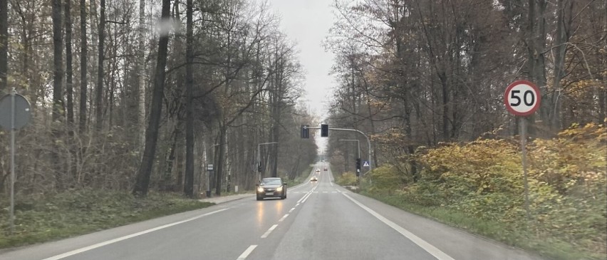 Sygnalizacja świetlna, znajdująca się na drodze biegnącej...