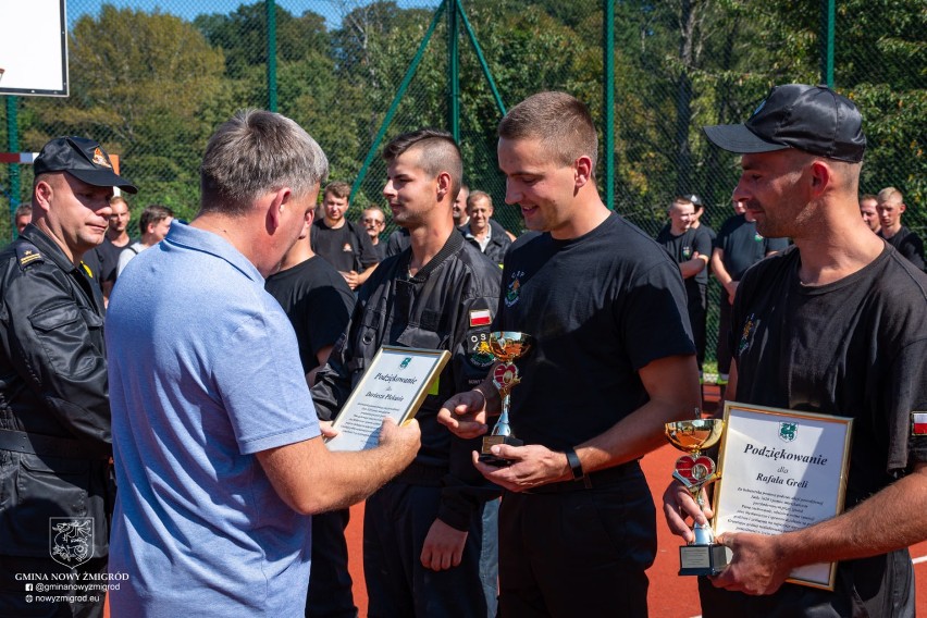 Czterech strażaków z OSP Nowy Żmigród uratowało życie mieszkańcowi Jasła. Wójt nagrodził ich za bohaterską postawę